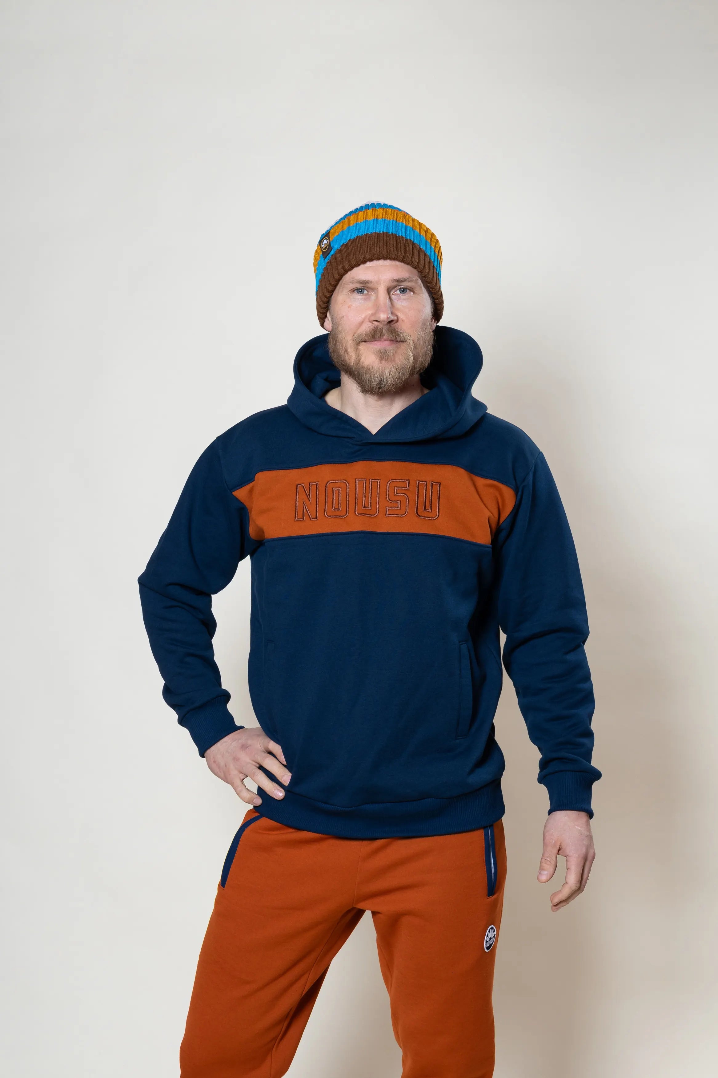 Nousu KIRJAIMET sininen collegehuppari