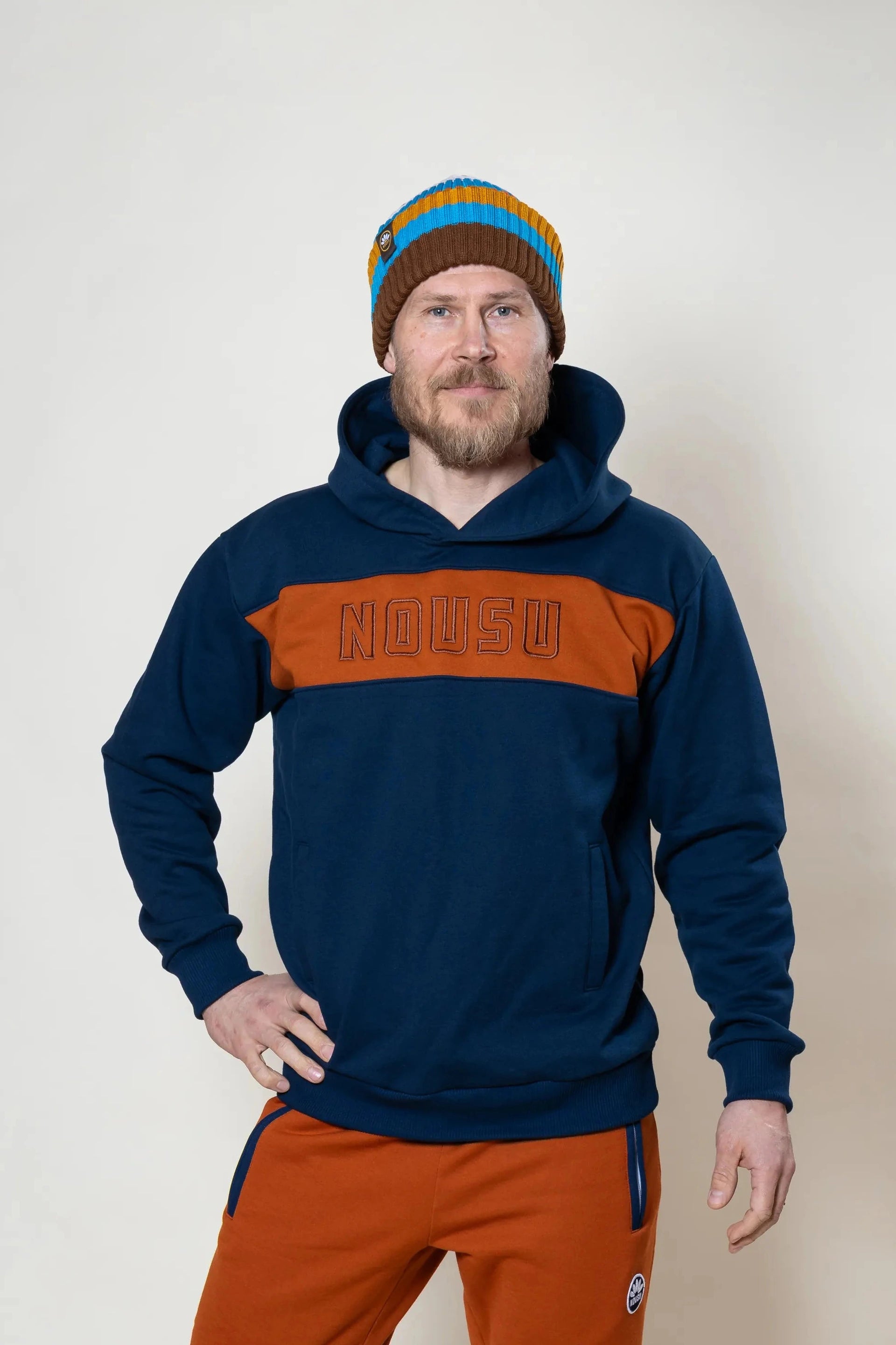 Nousu KIRJAIMET sininen collegehuppari